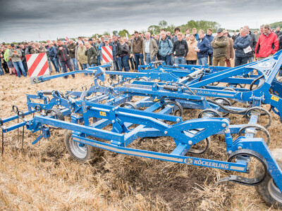 Wassersparend, bodenschonend, wirtschaftlich: Maschinenvorf&uuml;hrung zur ultraflachen Bodenbearbeitung mit mehr als 40 Ger&auml;ten in Sehnde (Region Hannover).
