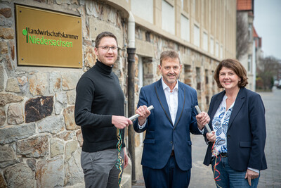 Doppelte Staffelstab-Übergabe mit Dr. Albert Hortmann-Scholten (M.): Ruth Beverborg (r.) übernimmt die Fachbereichsleitung, Mathias Klahsen (l.) die Betreuung der Erzeugerverbände.