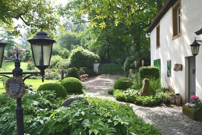 Innenhof mit Blick zum Gartentor