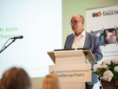 LWK-Vizepr&auml;sident Manfred Tannen sprach das Gru&szlig;wort beim Fachgespr&auml;ch Legehenne am 16.09.2026