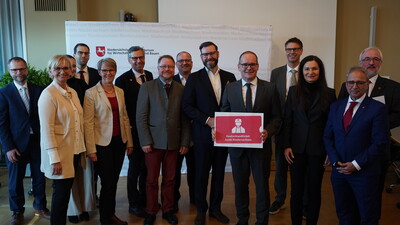 Eine breite Front aus Verbänden, Kammern (7.v.l.: Dr. Bernd von Garmissen, Direktor der Landwirtschaftskammer Niedersachsen), Sozialpartnern und Dienststellen des Landes hat sich für das Azubiticket eingesetzt.