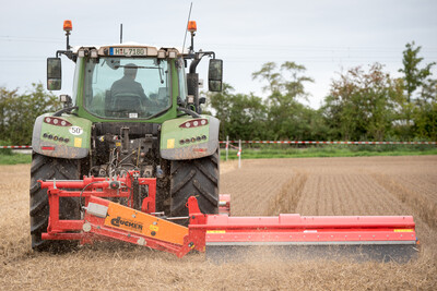 Wassersparend, bodenschonend, wirtschaftlich: Maschinenvorf&uuml;hrung zur ultraflachen Bodenbearbeitung mit mehr als 40 Ger&auml;ten in Sehnde (Region Hannover).