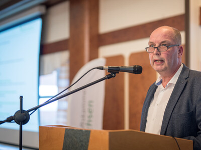 Vizepräsident Manfred Tannen spricht auf der 15. Biogastagung der Landwirtschaftskammer Niedersachsen am 28.02.2024 in Verden. - © Wolfgang Ehrecke Vizepräsident Manfred Tannen spricht auf der 15. Biogastagung der Landwirtschaftskammer Niedersachsen am 28.02.2024 in Verden.