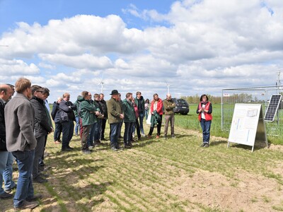 Dr. Dagmar Matuschek (rechts), bei der Landwirtschaftskammer Niedersachsen stellvertretende Leiterin des Fachbereichs Versuchswesen Pflanze, erl&auml;uterte den Anwesenden Aufbau und Umsetzung des Feldversuchs.