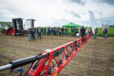 Spot-Spray-f&auml;hige Feldspritzen (ARA und Kverneland) beim Fach-Event &bdquo;Zwischen Acker und App &ndash; Digitalisierung Ihres Pflanzenbaus&ldquo; auf der Dom&auml;ne Schickelsheim (K&ouml;nigslutter/Kreis Helmstedt).