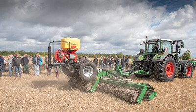 Wassersparend, bodenschonend, wirtschaftlich: Maschinenvorführung zur ultraflachen Bodenbearbeitung mit mehr als 40 Geräten in Sehnde (Region Hannover).