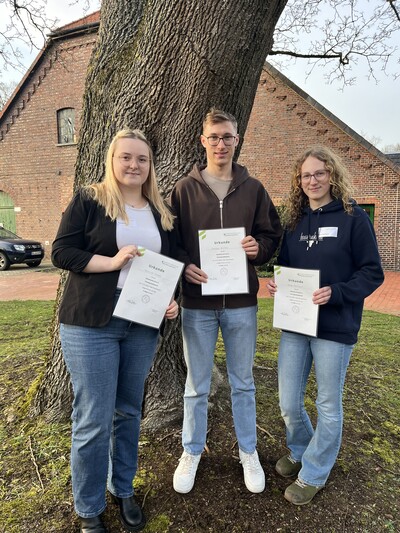 Sieger/-innen in Gruppe 1 (von links): Mathilda Tholen (2. Platz), Steffen Wichels (1. Platz) und Neeke Bellmann (3. Platz).