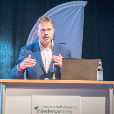 LWK-Marktexperte Dr. Albert Hortmann-Scholten beim 1. Fachforum Schwein und Gefl&uuml;gelmast in den Emslandhallen in Lingen (07. und 08.06.2023).