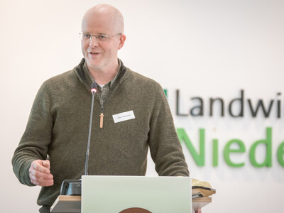 Hans-Uwe Diener, Einkaufsleiter beim Filialunternehmen Blume 2000, während der Abschlussveranstaltung für das Projekt 'TerZ - Einsatz torfreduzierter Substrate im Zierpflanzenbau' am 23.03.2023 in Hannover-Ahlem.