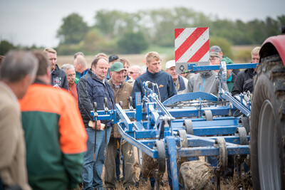 Wassersparend, bodenschonend, wirtschaftlich: Maschinenvorf&uuml;hrung zur ultraflachen Bodenbearbeitung mit mehr als 40 Ger&auml;ten in Sehnde (Region Hannover).
