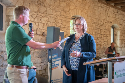Beim Fach-Event &bdquo;Zwischen Acker und App&ldquo; &uuml;berreicht Jobst G&ouml;deke (l.), Leiter des LWK-PraxisLabors Digitaler Ackerbau, Agrar-Staatssekret&auml;rin Frauke Patzke den (An-)Forderungskatalog f&uuml;r eine erfolgreiche Umsetzung der Digitalisierung im Pflanzenbau.