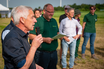 Henrich Meyer zu Vilsendorf, Referatsleiter im Agrarministerium, spricht zu Beginn des Feldtags zum Thema Landwirtschaft und Wasserschutz am 17.06.2026 in Schw&uuml;blingsen (Uetze/Region Hannover).
