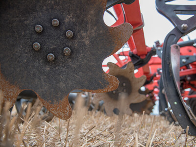 Wassersparend, bodenschonend, wirtschaftlich: Maschinenvorf&uuml;hrung zur ultraflachen Bodenbearbeitung mit mehr als 40 Ger&auml;ten in Sehnde (Region Hannover).