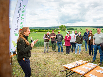 Caroline Benecke (l., Leiterin Sachgebiet Pflanzenern&auml;hrung, D&uuml;ngung und N&auml;hrstoffmanagement) beim Fach-Event &bdquo;Zwischen Acker und App &ndash; Digitalisierung Ihres Pflanzenbaus&ldquo; auf der Dom&auml;ne Schickelsheim (K&ouml;nigslutter/Kreis Helmstedt).
