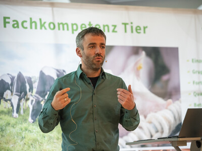 Dr. med. vet. J&ouml;rg Willig vom Rindergesundheitsdienst (Institut f&uuml;r Tiergesundheit, LUFA Nord-West) als Referent auf dem Milcherzeugertag 2025 in Rodenkirchen.