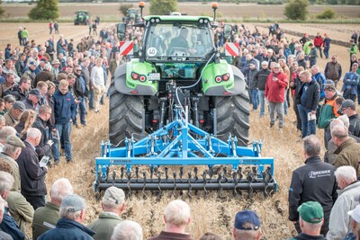 Rund 1.700 Besucherinnen und Besucher beobachteten unterschiedliche Maschinen zur ultraflachen Bodenbearbeitung im praktischen Einsatz.