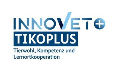 - © Bundesministerium für Bildung, Familie, Senioren, Frauen und Jugend (BMBFSFJ) Logo mit Text: INNOVET TIKOPLUS, darunter "Tierwohl, Kompetenz und Lernortkooperation" in Blau auf weißem Hintergrund.