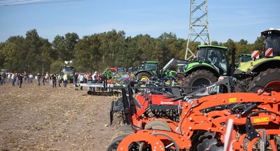 Bei der Maschinenvorf&uuml;hrung &bdquo;Von der Aussaat bis zur Ernte &ndash; Techniken rund um den Maisanbau&ldquo; in Gyhum waren am 7. September 2023 insgesamt 60 Ger&auml;te und Maschinen im praktischen Einsatz zu erleben.
