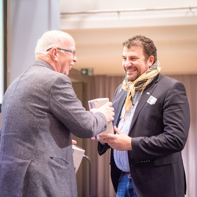 Kammerpr&auml;sident Gerhard Schwetje (l.) und Christian M&uuml;hlhausen (Vorsitzender des Ausschusses Forst) beim Gesellschaftsabend der Landwirtschaftskammer Niedersachsen am 19.11.2025 in Oldenburg.