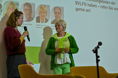 Moderatorin Christine Gehle (l.) und Heike Sprengel (SVLFG) auf der Fachtagung 'Frauen in der Landwirtschaft - Mut tut gut!'