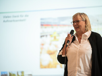 Silke Schierhold (LWK) f&uuml;hrte durch den zweiten Themenblock des Vortragsprogramms beim Fachgespr&auml;ch Legehenne 2026