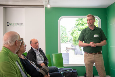 Austausch mit Agrar-Staatssekret&auml;rin Frauke Patzke (2.v.l.) beim Fach-Event &bdquo;Zwischen Acker und App &ndash; Digitalisierung Ihres Pflanzenbaus&ldquo; auf der Dom&auml;ne Schickelsheim (K&ouml;nigslutter/Kreis Helmstedt).