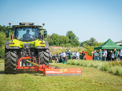 Mit HVO (Hydriertem Pflanzenöl) betriebener Claas-Schlepper beim Praxistag Alternative Antriebsenergien für Landmaschinen am 01.07.2025 im LBZ Echem.