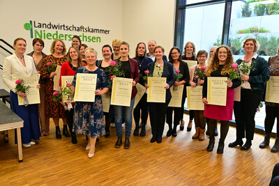20 Hauswirtschaftsmeisterinnen und 1 -meister haben am 30.10.2025 in Hannover ihre Meisterbriefe erhalten.