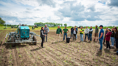 Autonomer Feldroboter mit Elektroantrieb (Farming GT) beim Fach-Event &bdquo;Zwischen Acker und App &ndash; Digitalisierung Ihres Pflanzenbaus&ldquo; auf der Dom&auml;ne Schickelsheim (K&ouml;nigslutter/Kreis Helmstedt).