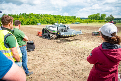 Autonomer Feldroboter (AgXeed) beim Fach-Event &bdquo;Zwischen Acker und App &ndash; Digitalisierung Ihres Pflanzenbaus&ldquo; auf der Dom&auml;ne Schickelsheim (K&ouml;nigslutter/Kreis Helmstedt).