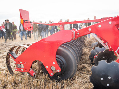 Wassersparend, bodenschonend, wirtschaftlich: Maschinenvorführung zur ultraflachen Bodenbearbeitung mit mehr als 40 Geräten in Sehnde (Region Hannover).