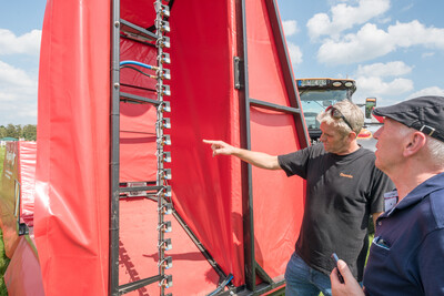 Schlepper mit innovativer, sensorgestützter Maschine zur Ampferbekämpfung, zu sehen auf dem Grünlandfeldtag der Landwirtschaftskammer Niedersachsen und der Senatorin für Umwelt, Klima und Wissenschaft am 06.08.2024 auf Hof Bavendamm im Bremer Blockland.