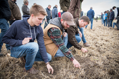 Wassersparend, bodenschonend, wirtschaftlich: Maschinenvorführung zur ultraflachen Bodenbearbeitung mit mehr als 40 Geräten in Sehnde (Region Hannover).