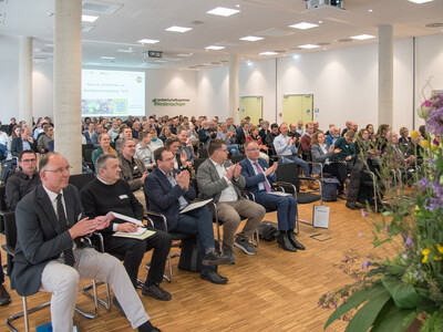 Rund 130 Fachbesucherinnen und -besucher kamen zur Abschlussveranstaltung f&uuml;r das Projekt 'TerZ - Einsatz torfreduzierter Substrate im Zierpflanzenbau' am 23.03.2023 in Hannover-Ahlem.