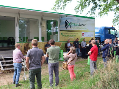 Jobst G&ouml;deke (ganz links) erl&auml;utert die Funktion des STENON-Spatens, der in Zusammenarbeit mit der LUFA Nord-West im Praxislabor getestet wird