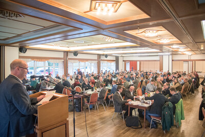 Vizepräsident Manfred Tannen (links) spricht auf der 15. Biogastagung der Landwirtschaftskammer Niedersachsen am 28.02.2024 in Verden.