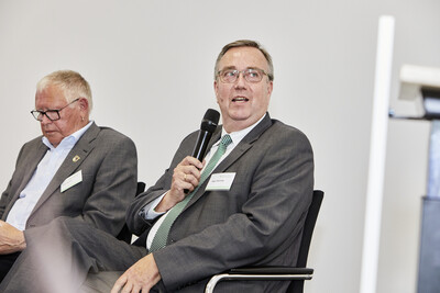 Hajo Hinrichs (r., Bund deutscher Baumschulen) und Dirk Sander (Landesfischereiverband Weser-Ems) w&auml;hrend des Festakts zum 125-j&auml;hrigen Bestehen der LWK am 21.05.2024 in Hannover-Ahlem.