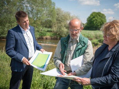 Ergebnisse und Herausforderungen der Nutriajagd: Fachleute der LWK, Vertreter*innen der Jägerschaft sowie des Unterhaltungsverbandes am 11.05.2022 beim Treffen mit Agrarministerin Barbara Otte-Kinast an der Vechte bei Quendorf (Grafschaft Bentheim).