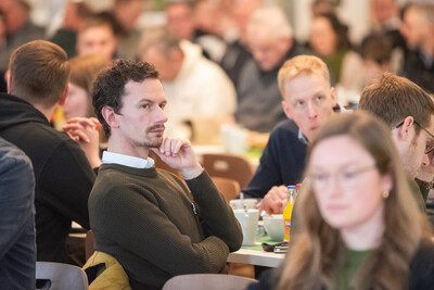 Trotz widriger Witterungsbedingungen waren zahlreiche G&auml;ste zum 74. Gr&uuml;nlandtag nach Rodenkirchen gekommen.