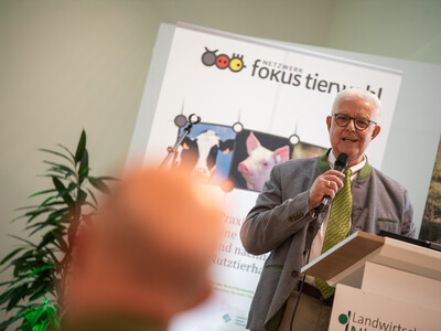 Friedrich-Otto Ripke, Vors. des NGW-Landesverbandes, referierte zu den Marktaussichten in der Gefl&uuml;gelbranche