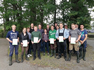 Erfolgreiche Prüflinge nach einem anstrengenden Prüfungstag - © Ralf Minits Erfolgreiche Prüflinge nach einem anstrengenden Prüfungstag