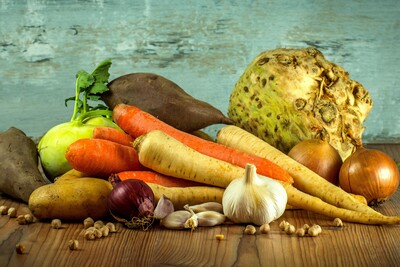 Wintergemüse - © Lubos Houska / pixabay.com Verschiedene Wurzelgemüse und Knollen wie Karotten, Pastinaken, Sellerie, Zwiebeln und Knoblauch auf einem Holztisch.