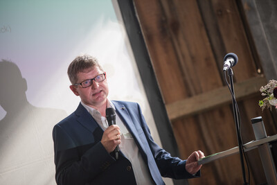 Ulrich Peper bei der Begr&uuml;&szlig;ungsrede zur 100-Jahr-Feier im LBZ Echem