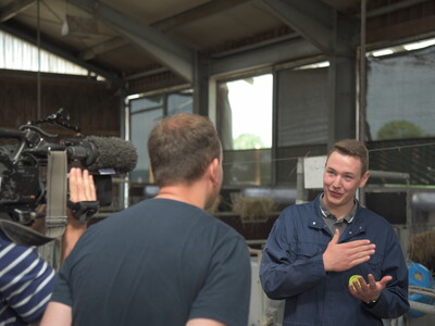 Platz 2 in der Kategorie Landwirtschaft I: Cornelius von Eller-Eberstein aus Visselhövede bei der praktischen Prüfung im Kälberstall während des Finales des Berufswettbewerbs der deutschen Landjugend am 21.06.2023 im Landwirtschaftlichen Bildungszentrum.