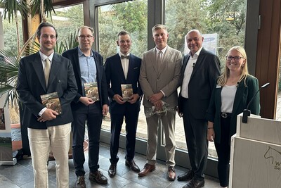 Die Prüfungsbesten mit dem Kreislandwirt aus Göttingen Herrn Gerhardy und der Ausbildungsberaterin Frau Müller - © Saskia Müller Die Prüfungsbesten mit dem Kreislandwirt aus Göttingen Herrn Gerhardy und der Ausbildungsberaterin Frau Müller