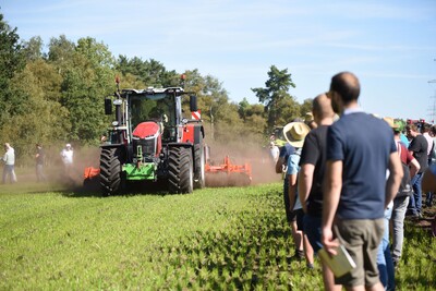 Bei der Maschinenvorf&uuml;hrung &bdquo;Von der Aussaat bis zur Ernte &ndash; Techniken rund um den Maisanbau&ldquo; in Gyhum waren am 7. September 2023 insgesamt 60 Ger&auml;te und Maschinen im praktischen Einsatz zu erleben.