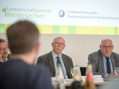 Pressekonferenz der Landesvertretung der Handwerkskammern Niedersachsen e.V. (LHN) und der Landwirtschaftskammer Niedersachsen (LWK) am 24.06.2024 in Hannover-Ahlem zu gemeinsamen Handlungsempfehlungen zur St&auml;rkung des l&auml;ndlichen Raumes.