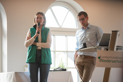 Maren Timmermann (Deutsche Saatveredelung) und Timo Blecher (Feldsaaten Freudenberger)