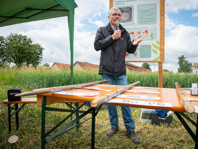 Bodenexperte Dr. Frank Lorenz (LUFA Nord-West) beim Fach-Event &bdquo;Zwischen Acker und App &ndash; Digitalisierung Ihres Pflanzenbaus&ldquo; auf der Dom&auml;ne Schickelsheim (K&ouml;nigslutter/Kreis Helmstedt).