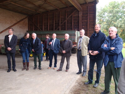 Gäste bei der Begrüßung auf dem Betrieb Rehse - © Klaus Gerdes Gäste bei der Begrüßung auf dem Betrieb Rehse